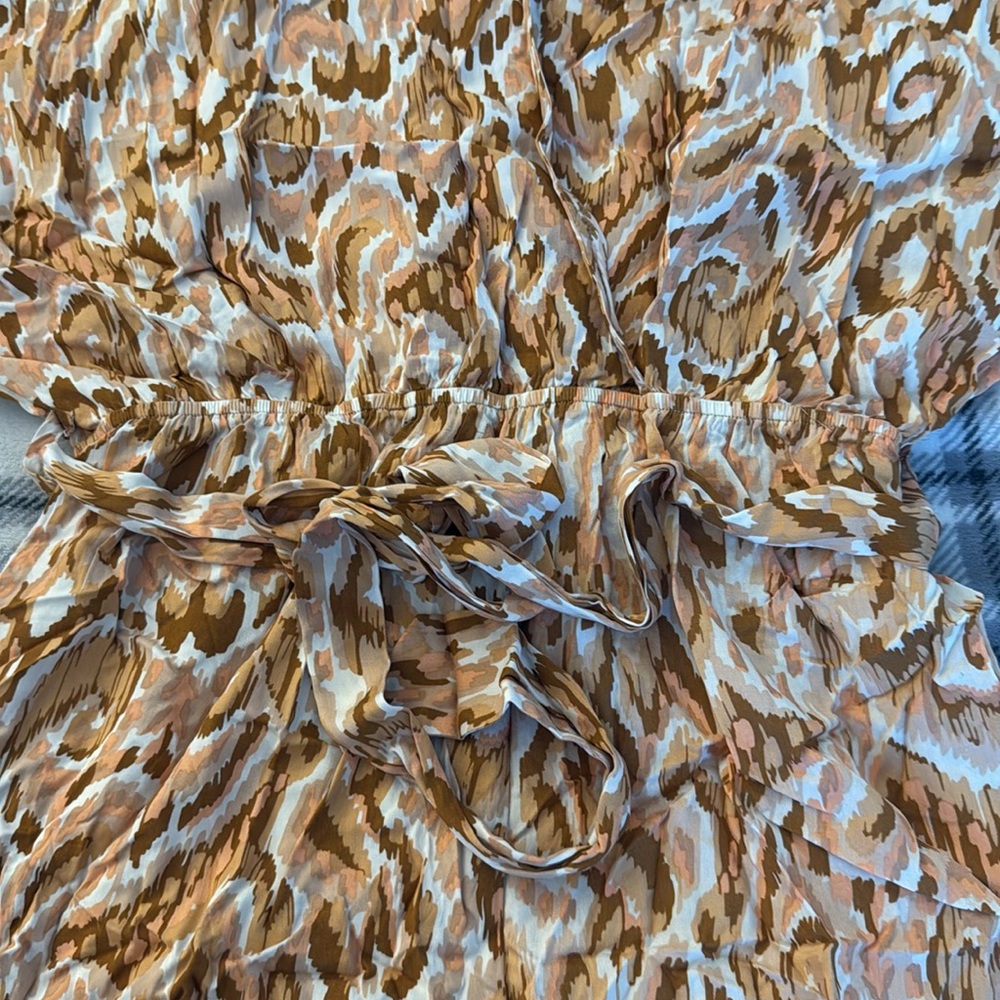 Patterned Romper V Neck With Button - image 5